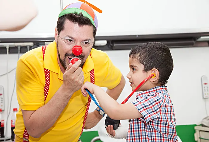 Clowns zu Besuch auf Kinderstation - Kinderkrankenhaus Köln